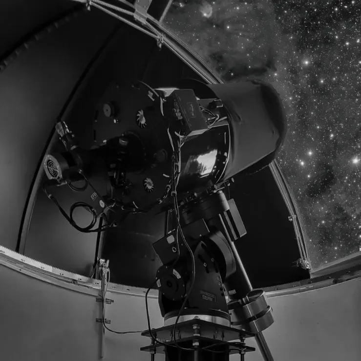 Telescopio de gran abertura en observatorio remoto en serranía de Gredos, Ávila